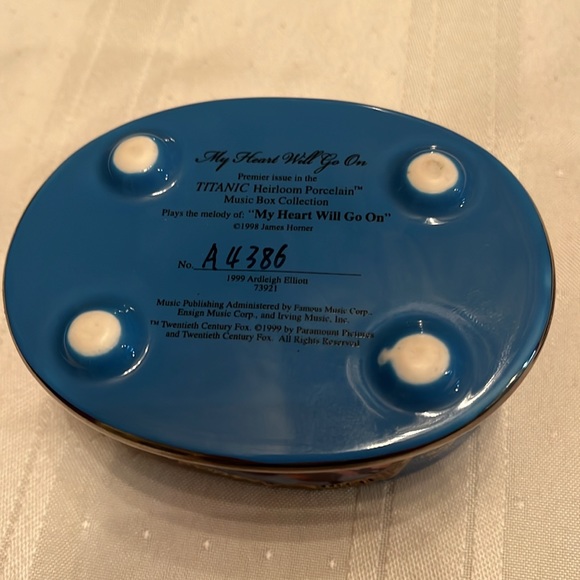 Titanic Heirloom 1990 Porcelain Music Box - Picture 7 of 10